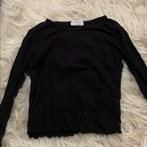 black long sleeve cropped top